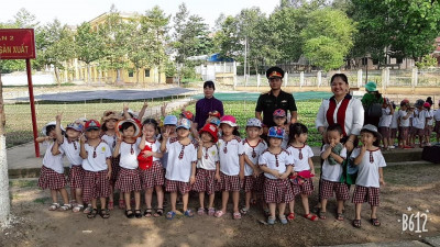 CÁC BÉ KHỐI CHỒI THAM QUAN DOANH TRẠI BỘ ĐỘI