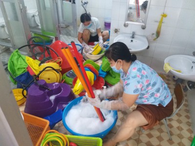 TẬP THỂ CBGV-CNV TRƯỜNG TỔNG VỆ SINH CHUẨN BỊ CHÀO ĐÓN CÁC BÉ ĐI HỌC TRỞ LẠI