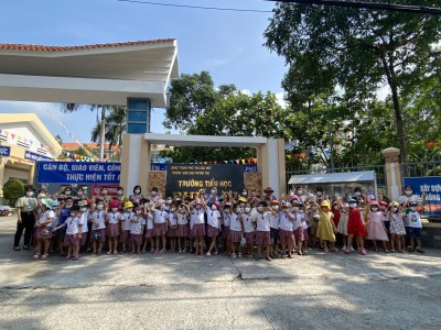 Các bé khối lá tham quan trường tiểu học Phú Lợi