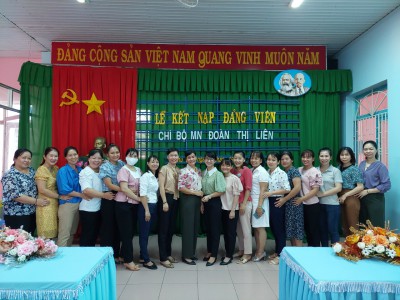 LỄ KẾT NẠP ĐẢNG VIÊN MỚI- Đ/C NGUYỄN NGỌC Ý