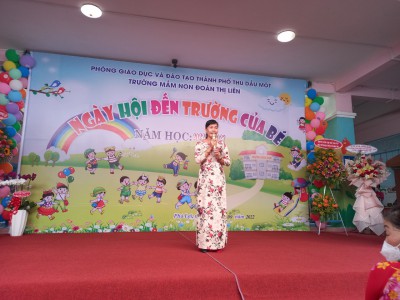 Cô hiệu trưởng trò chuyện cùng các bé vào ngày hội đến trường của bé.