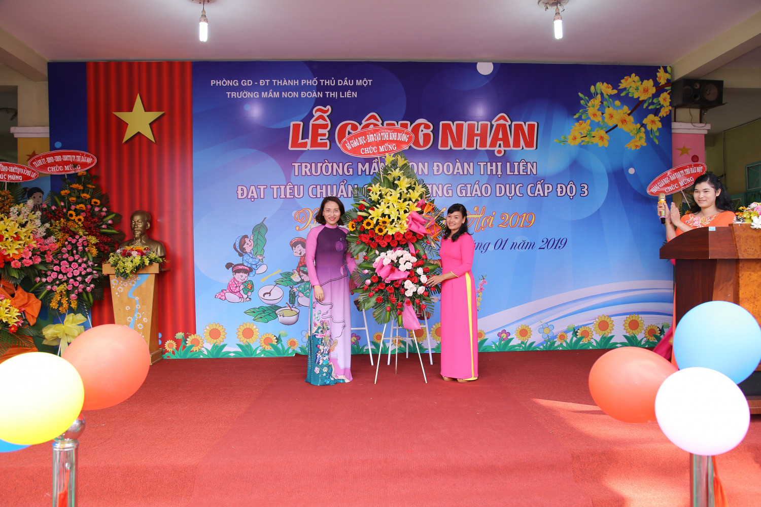 Đại diện Sở GD & ĐT tặng hoa chúc mừng BGH nhà trường