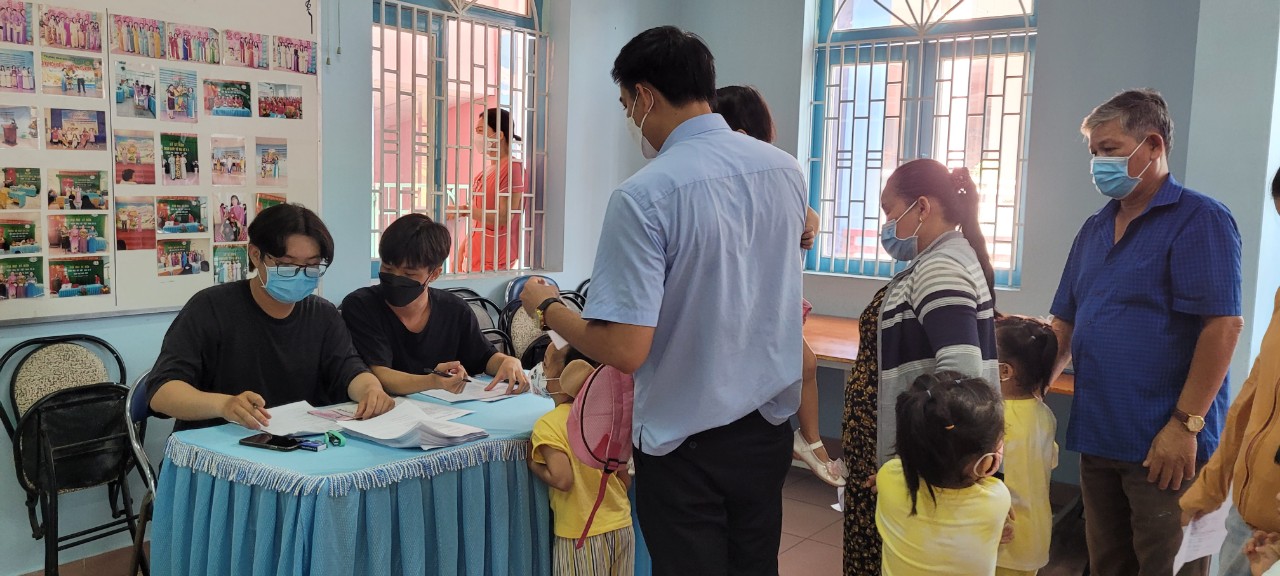 cho trẻ từ 1 - 5 tuổi uống vắc xin ngừa bại liệt và tiêm vắc xin Sởi - Rubella liều bổ sung