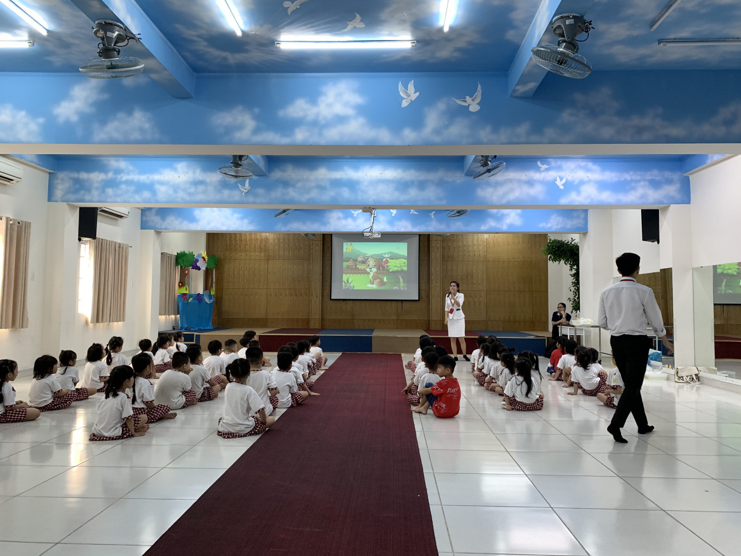 Các bé khối lá tham quan trường tiểu học Việt Anh